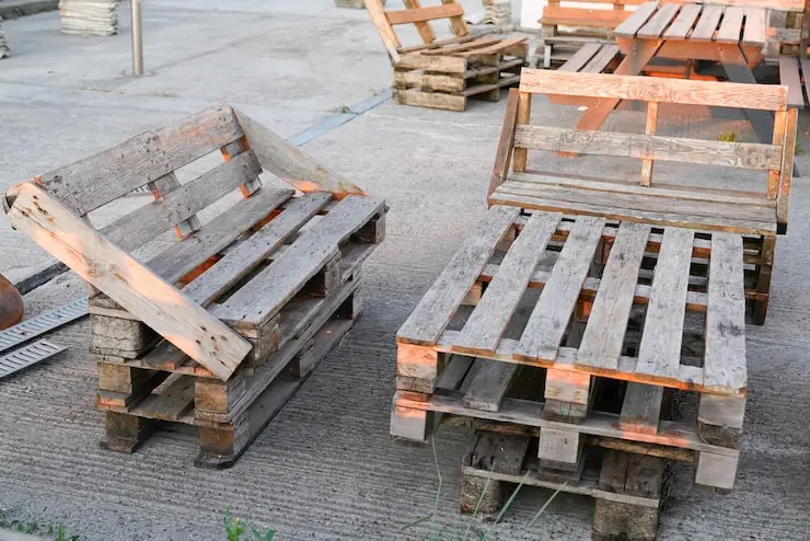 How to get rid of pallets safely by stacking them for pickup or recycling
